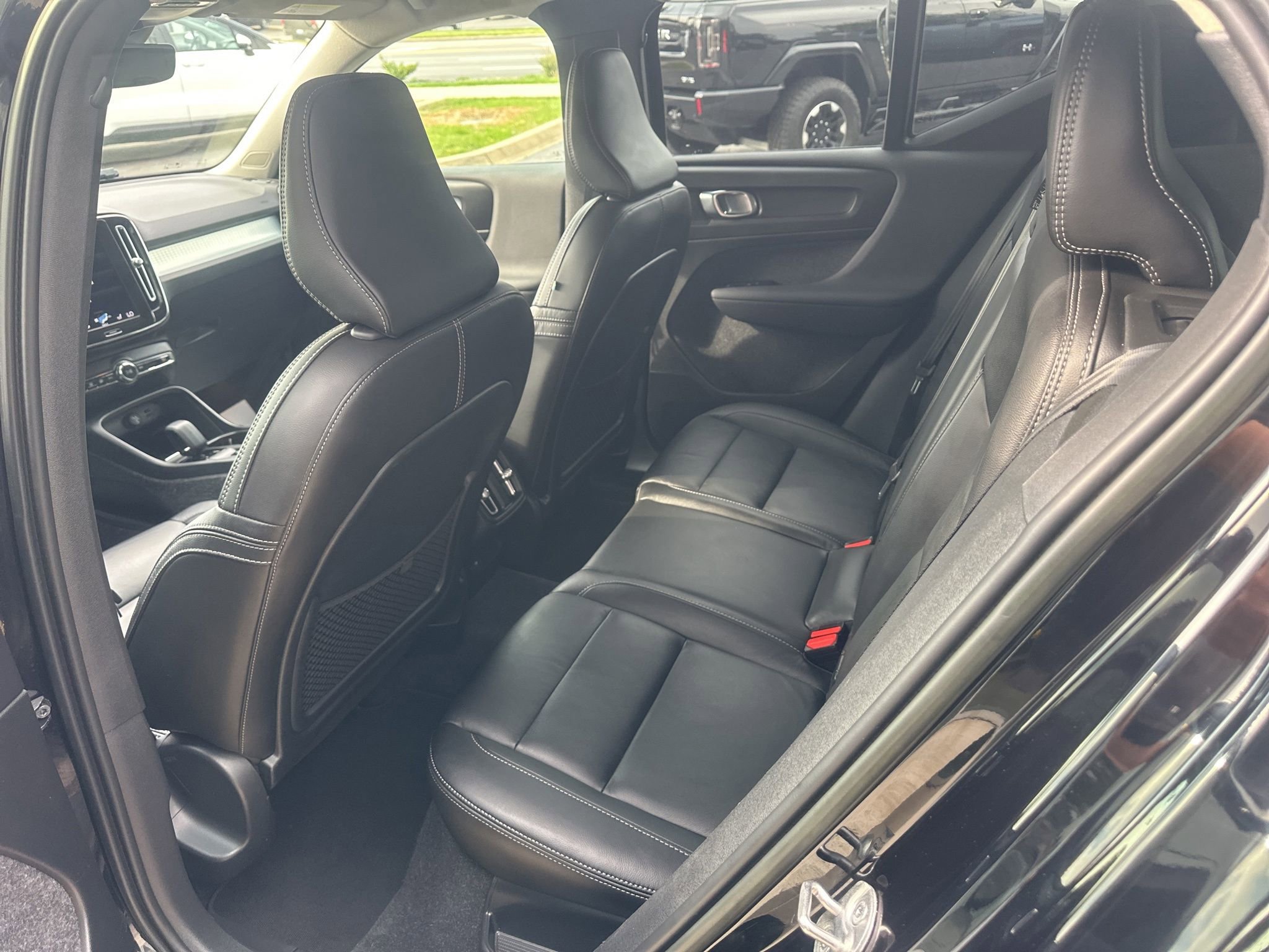 Used 2022 Volvo XC40 T5 Momentum AWD/4WD image 17