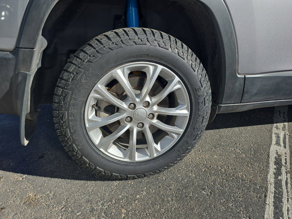 Used 2019 Jeep Cherokee Latitude w/ Cold Weather Group image 37