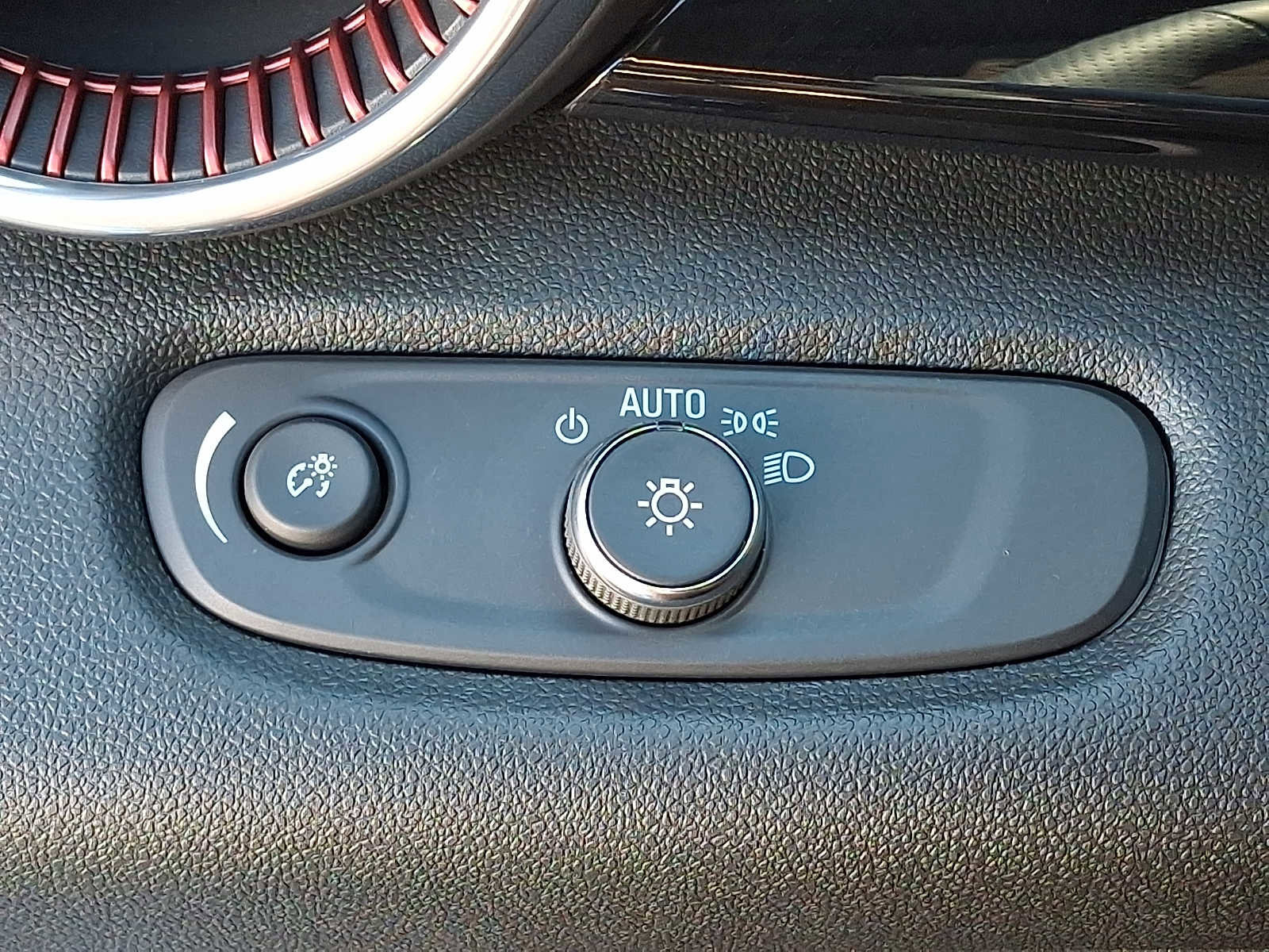 Used 2025 Chevrolet Trax RS w/ Driver Confidence Package image 25