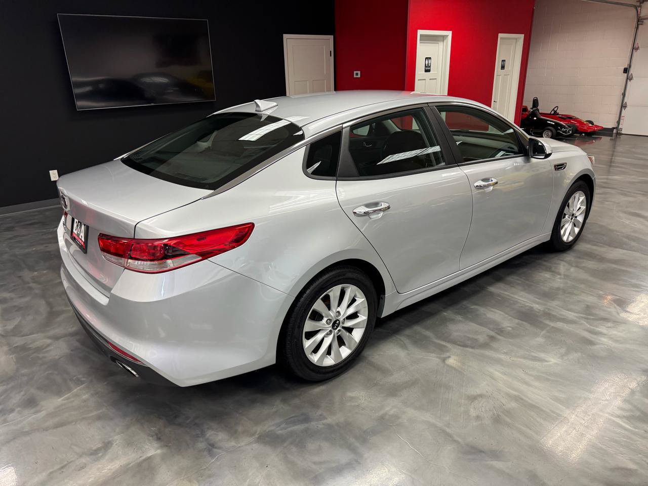 Used 2017 Kia Optima LX FWD image 9