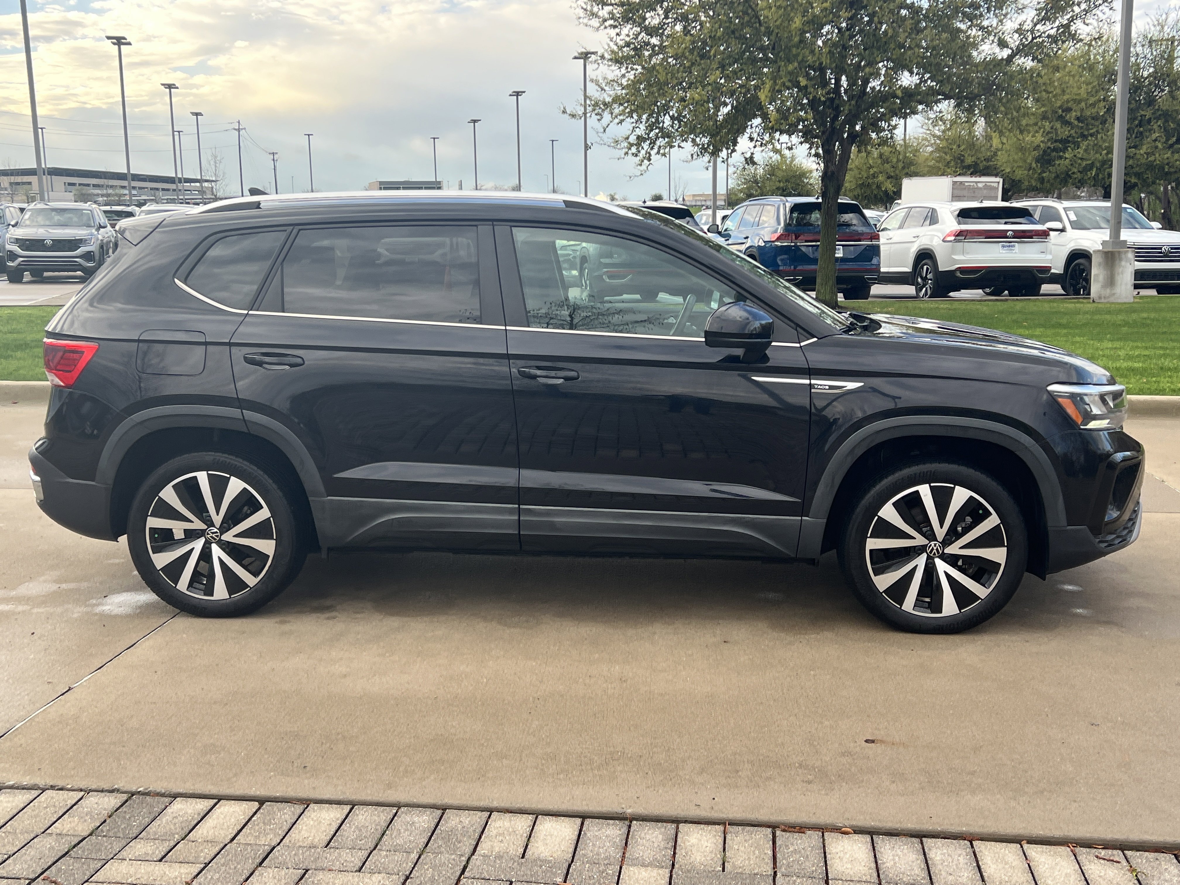 Certified 2023 Volkswagen Taos SE w/ Panoramic Sunroof Package FWD image 11