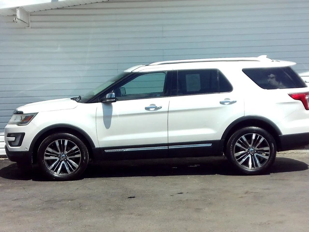 Used 2016 Ford Explorer Platinum AWD/4WD image 2