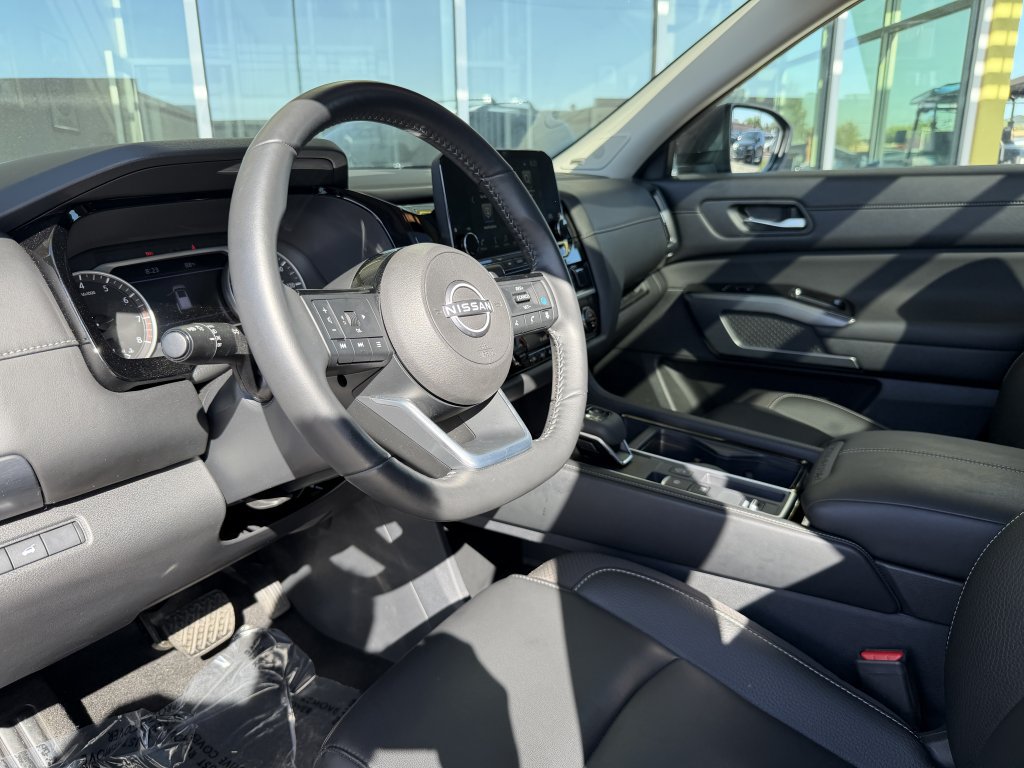 Used 2025 Nissan Pathfinder SL w/ SL Premium Package FWD image 32