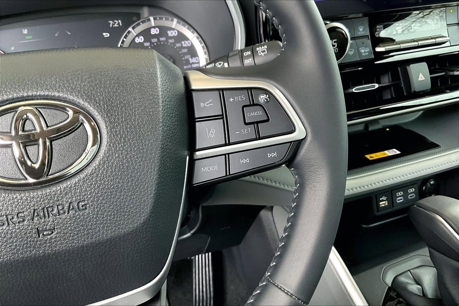 Used 2025 Toyota Highlander XLE image 13