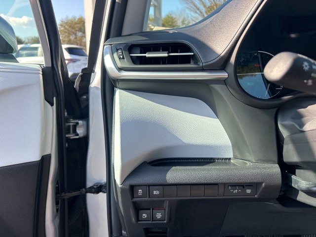 Used 2025 Toyota Sienna LE image 28
