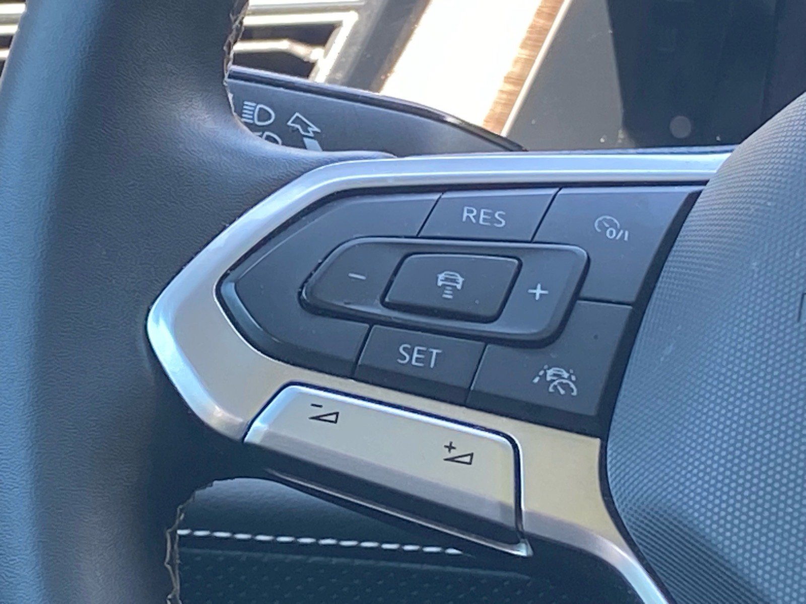 Used 2024 Volkswagen Atlas SEL AWD/4WD image 4