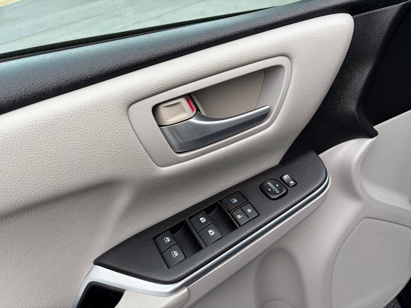 Used 2016 Toyota Camry SE image 18