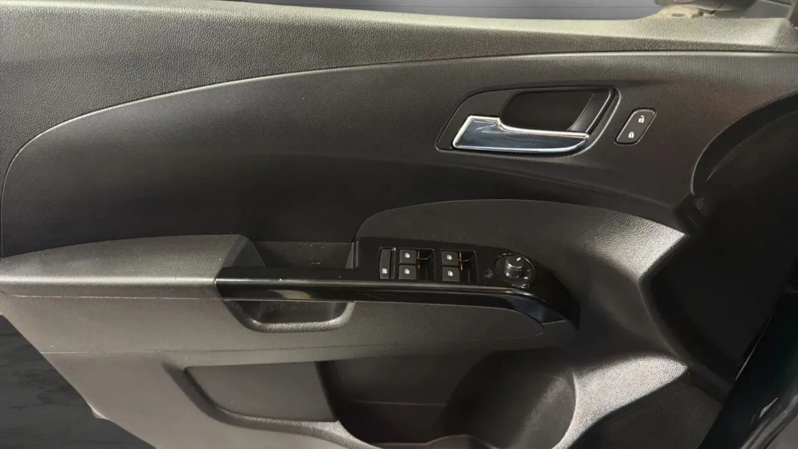 Used 2018 Chevrolet Sonic LT FWD image 16