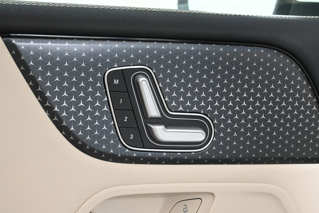 Used 2025 Mercedes-Benz GLB 250 4MATIC image 29