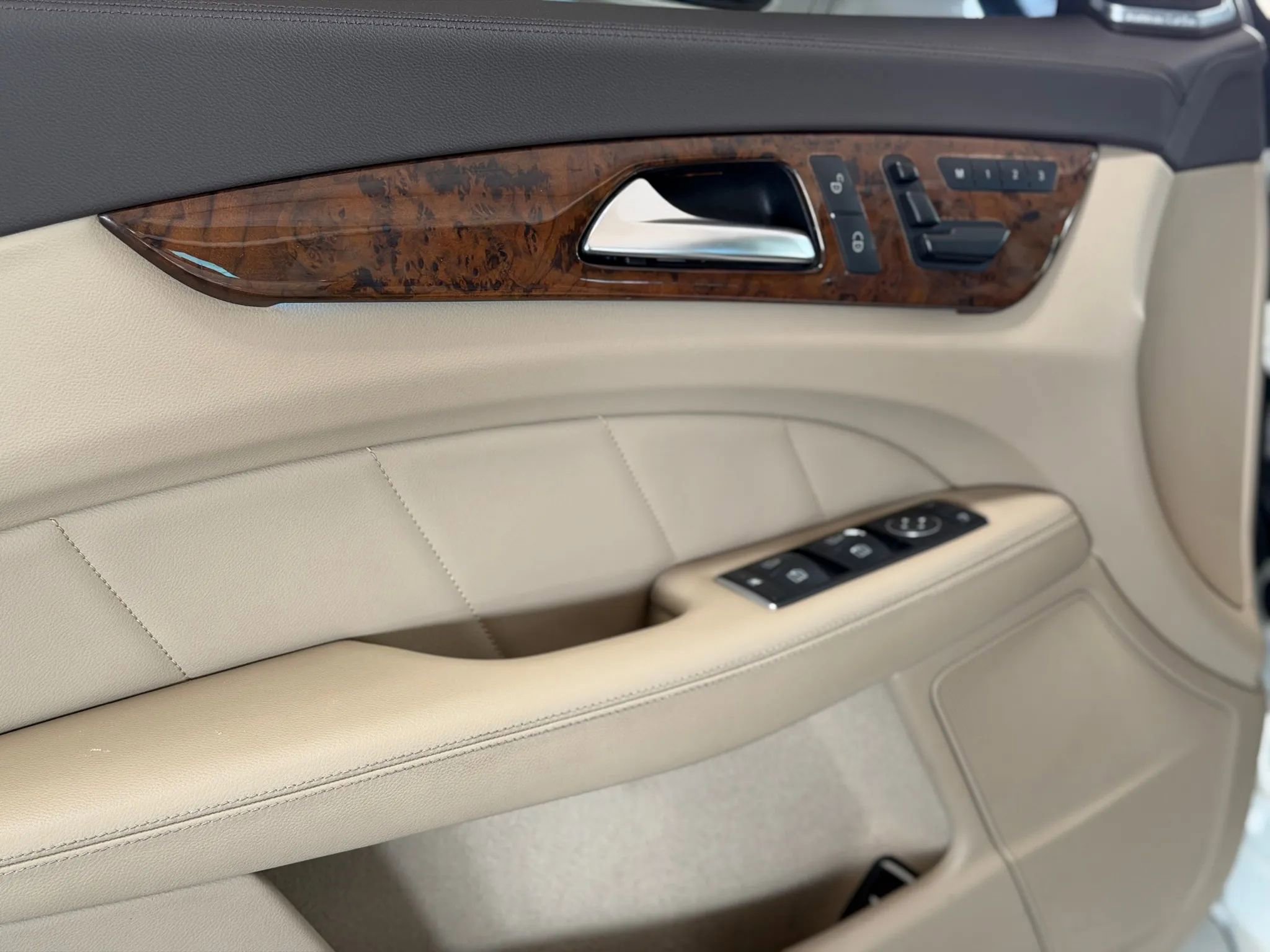 Used 2014 Mercedes-Benz CLS 550 4MATIC w/ Premium 1 Package image 14