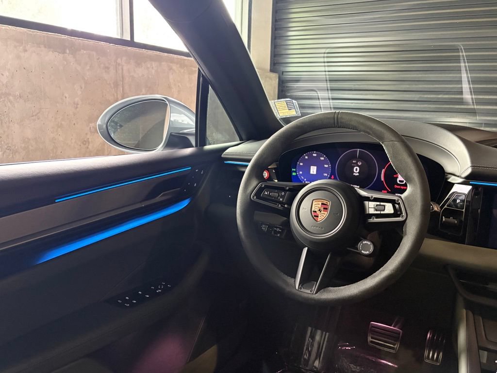 Used 2025 Porsche Macan 4S Electric AWD/4WD image 18
