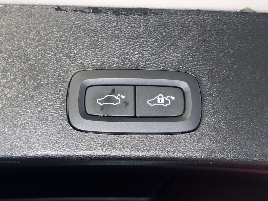 Used 2023 Volvo XC40 Recharge Ultimate w/ Protection Package Premier AWD/4WD image 18