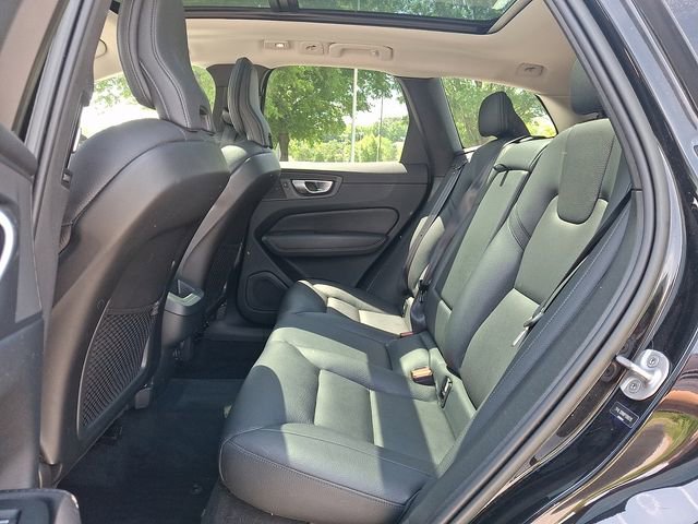 Used 2023 Volvo XC60 B5 Plus image 12
