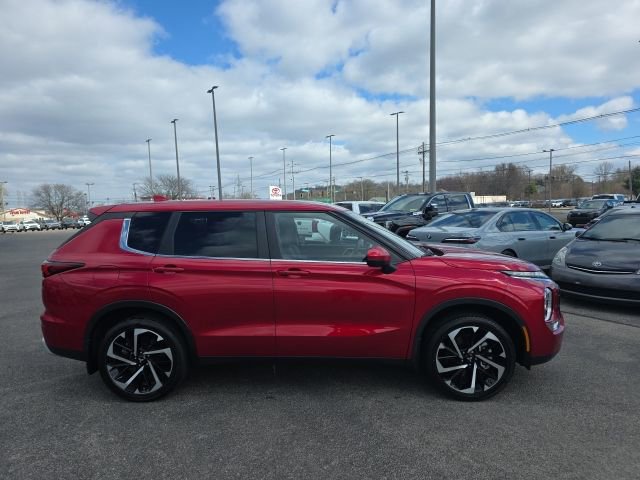 Used 2023 Mitsubishi Outlander SE image 3