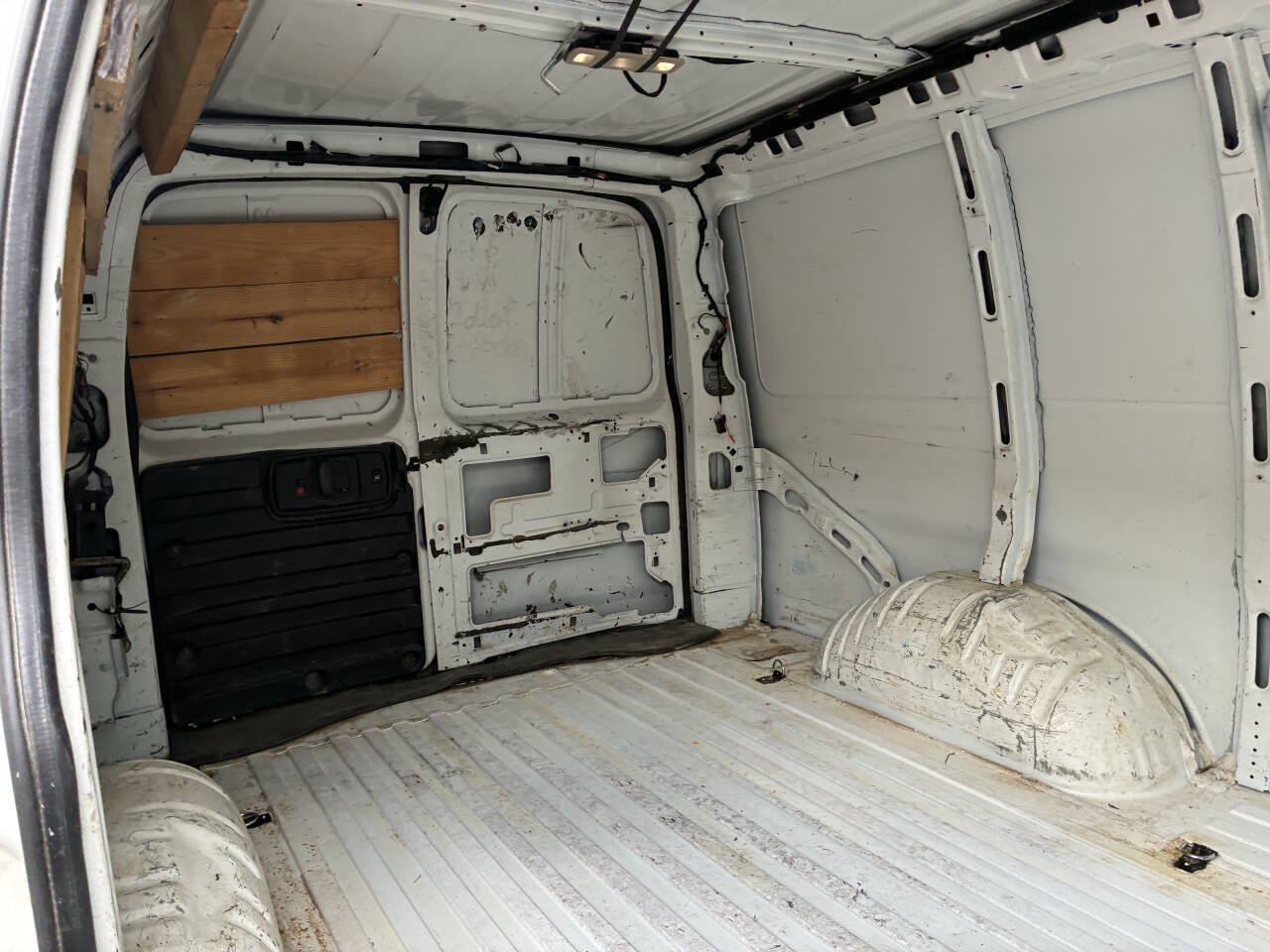 Used 2020 Chevrolet Express 2500 RWD image 9