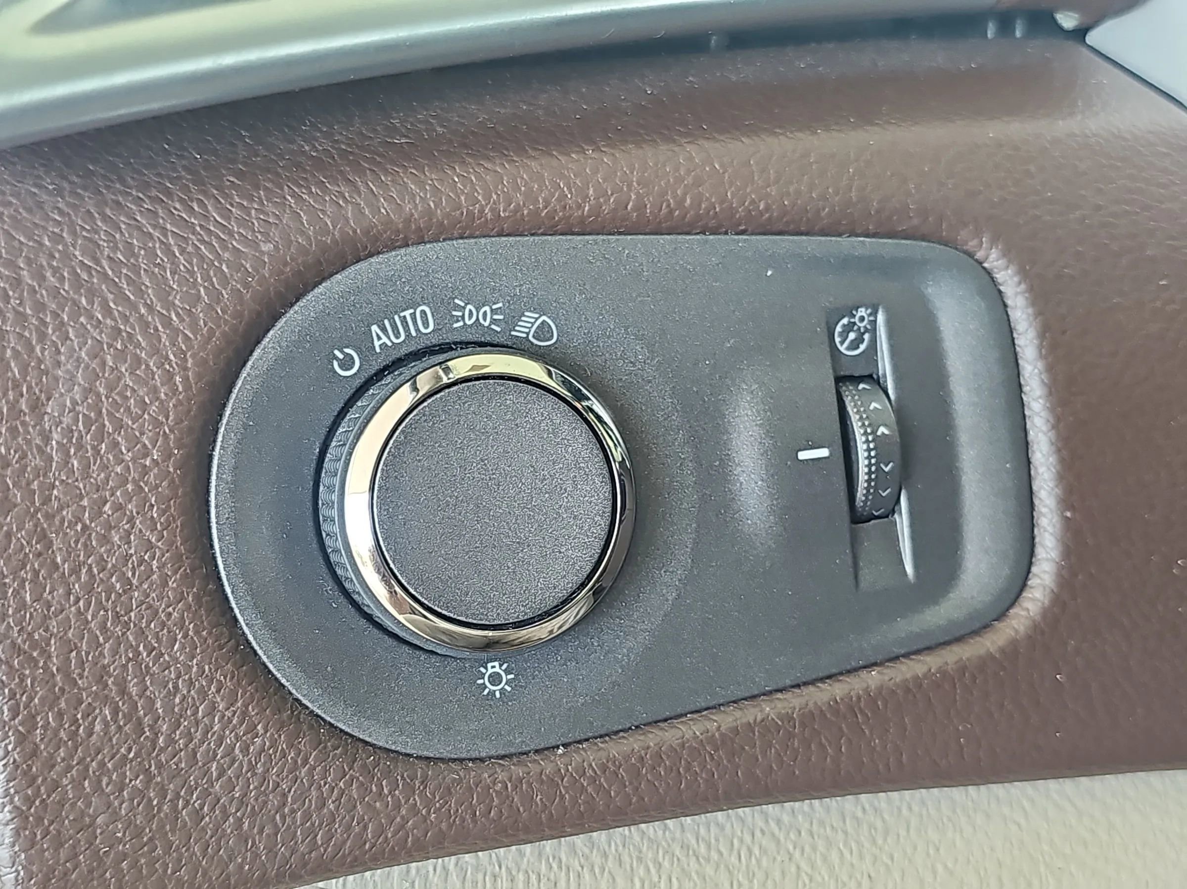 Used 2011 Cadillac SRX Luxury image 34