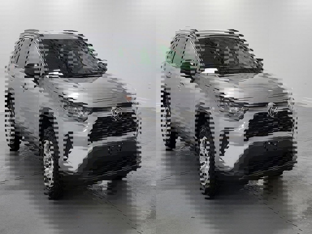 Used 2021 Toyota RAV4 LE image 2