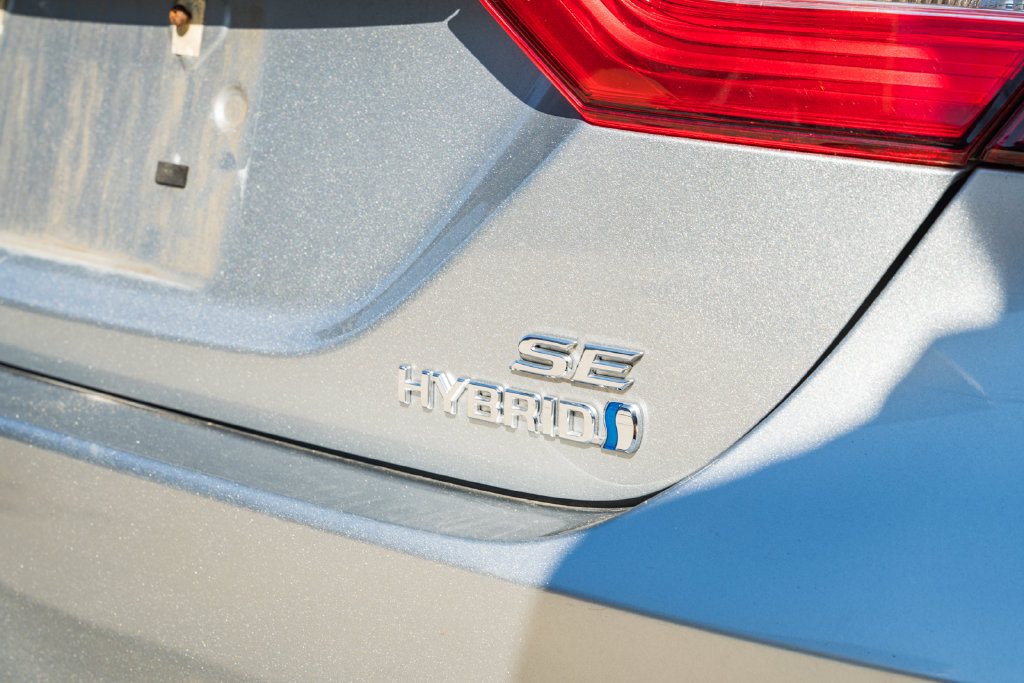 Used 2020 Toyota Camry SE w/ Sunroof Package FWD image 7
