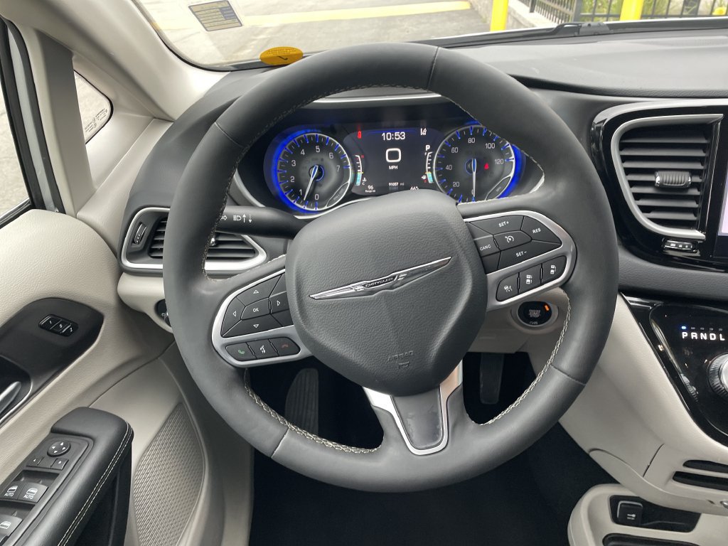 Used 2024 Chrysler Pacifica Touring-L FWD image 16
