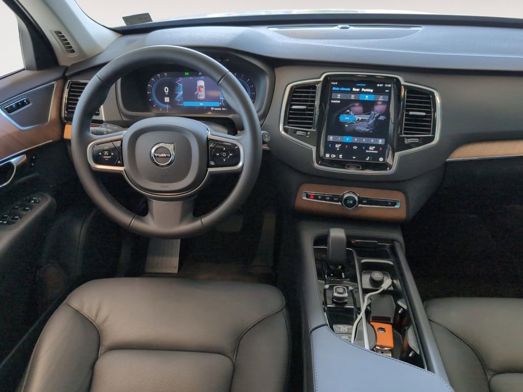 Used 2025 Volvo XC90 B6 Plus image 10
