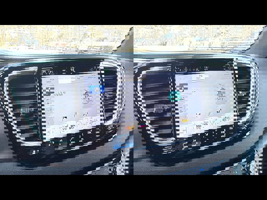 Used 2025 Chrysler Pacifica Select image 17