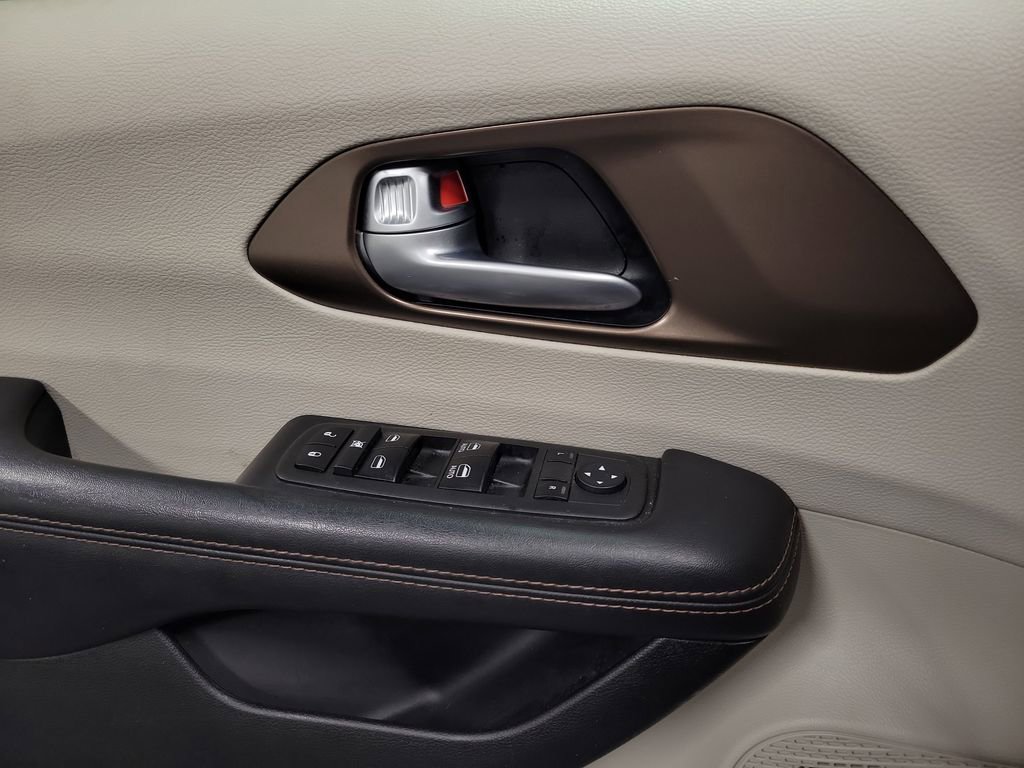 Used 2017 Chrysler Pacifica Touring Plus w/ Tire & Wheel Group image 19