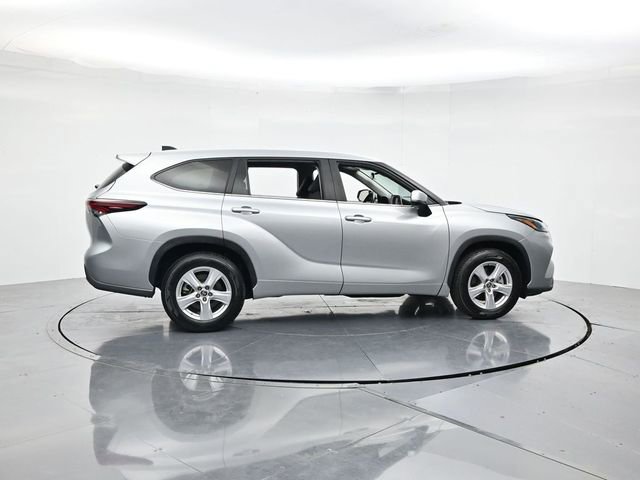 Used 2024 Toyota Highlander LE FWD video 2