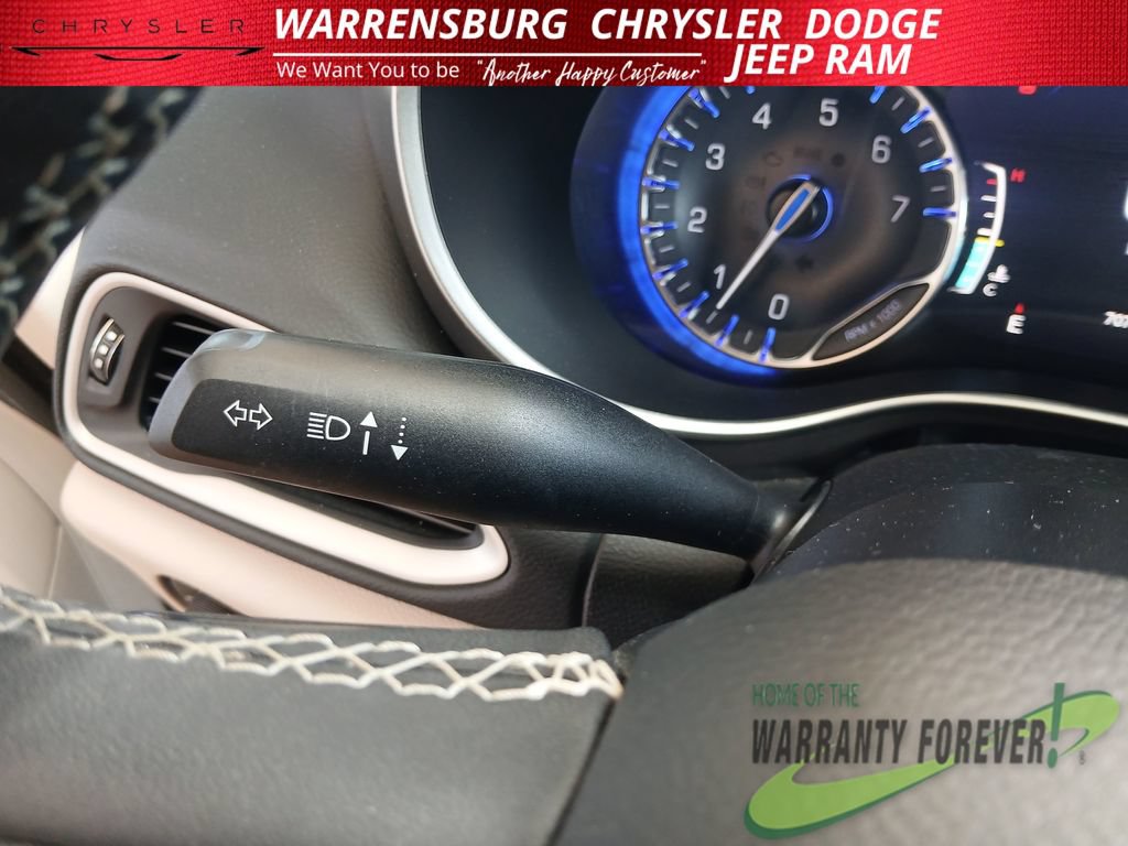 Used 2022 Chrysler Pacifica Touring-L FWD image 19