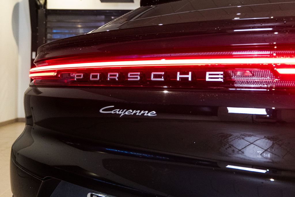 Certified 2025 Porsche Cayenne Coupe image 14