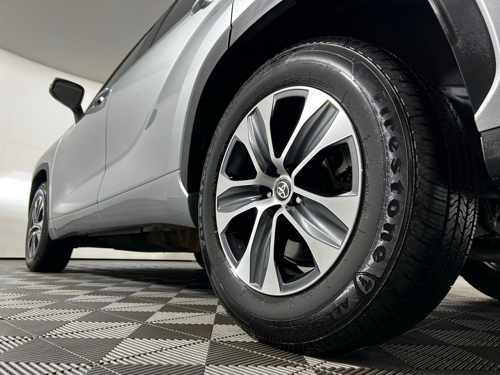 Certified 2024 Toyota Highlander XLE image 26