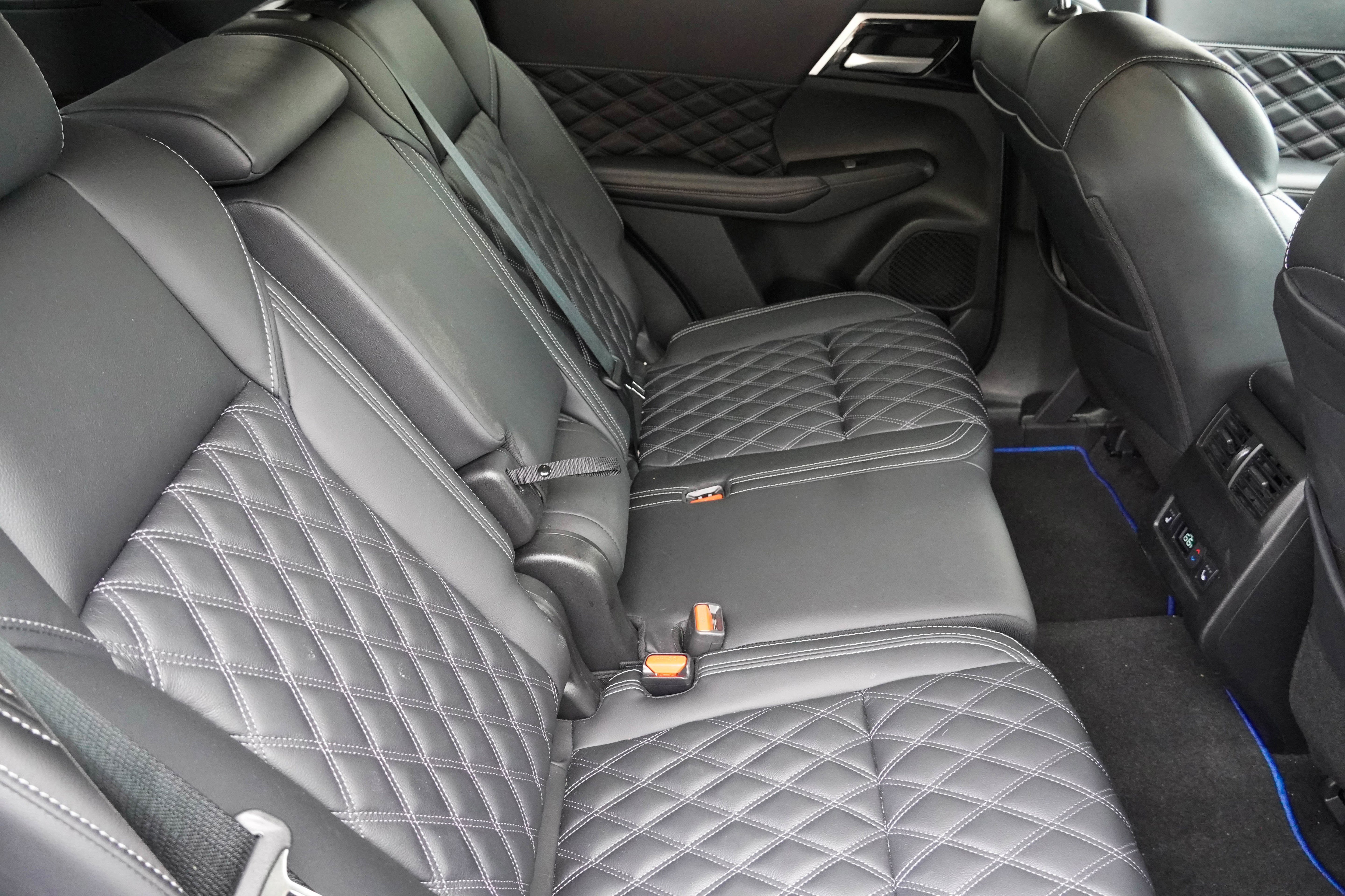 Used 2024 Mitsubishi Outlander 4WD Plug-In Hybrid image 34