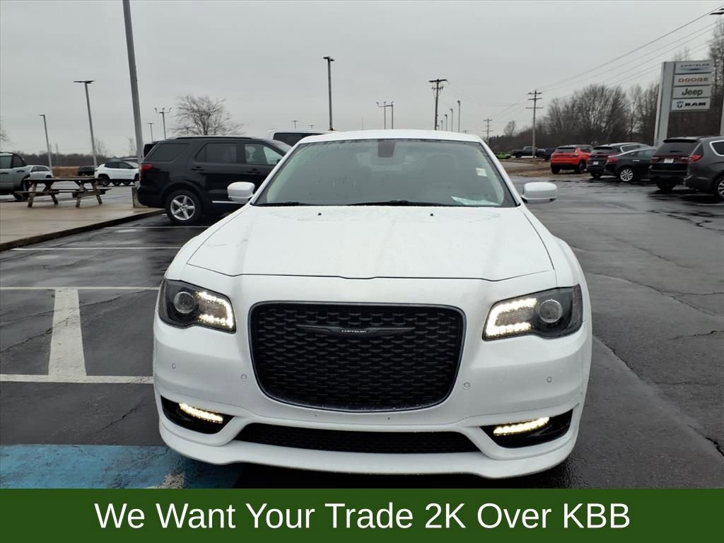 Used 2023 Chrysler 300 Touring L image 3