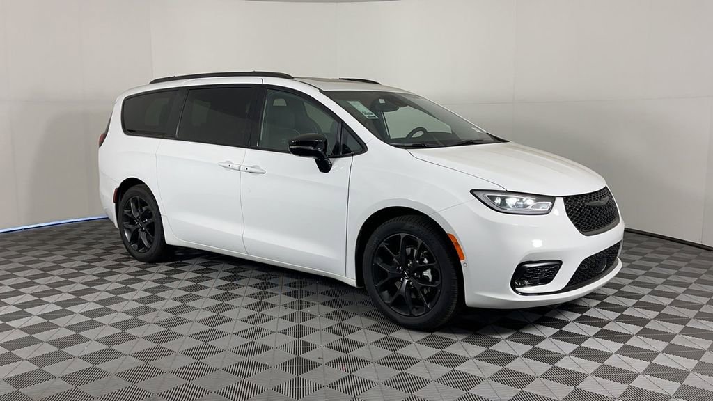 New 2025 Chrysler Pacifica Limited image 2