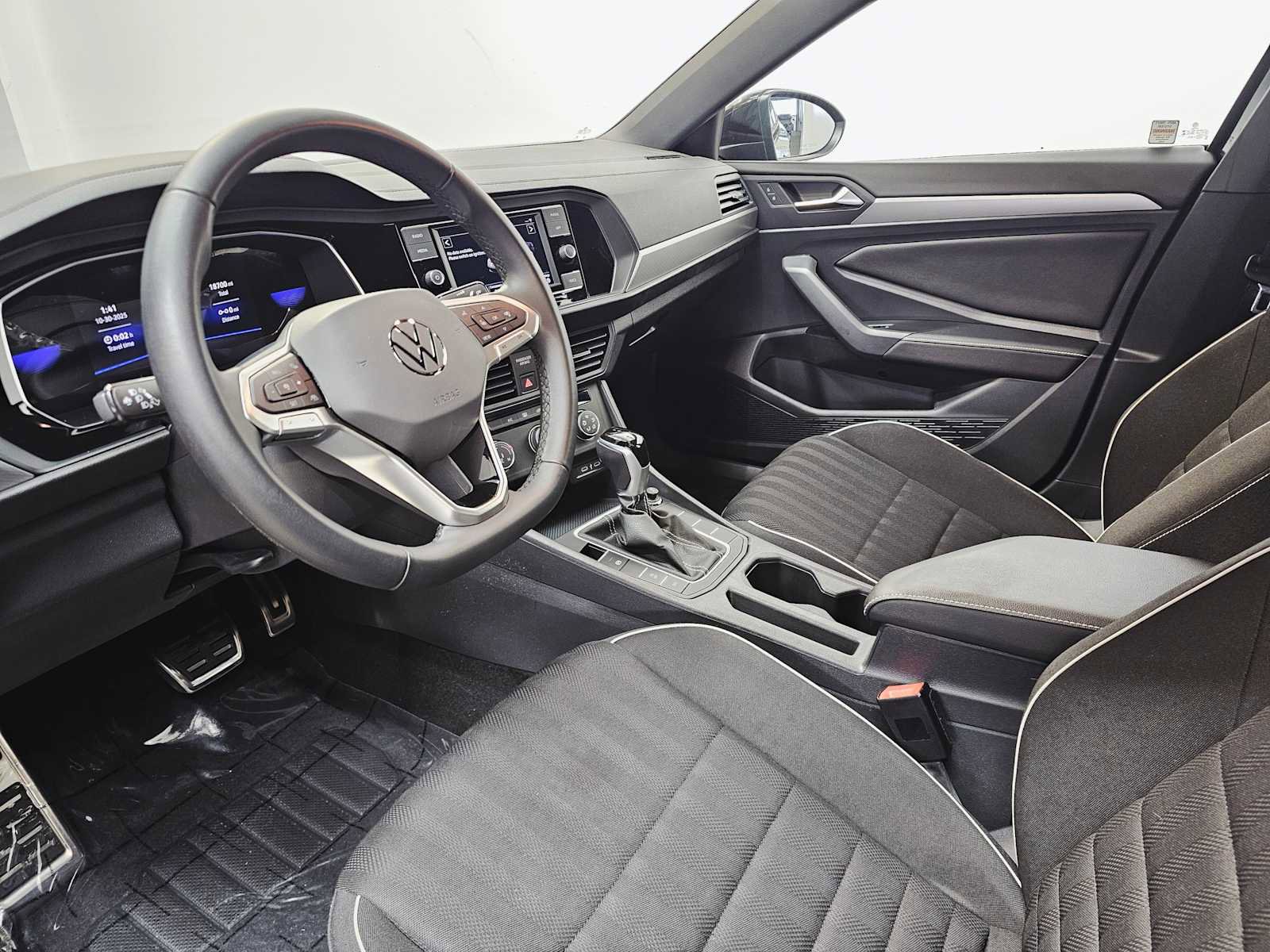 Used 2023 Volkswagen Jetta Sport image 2