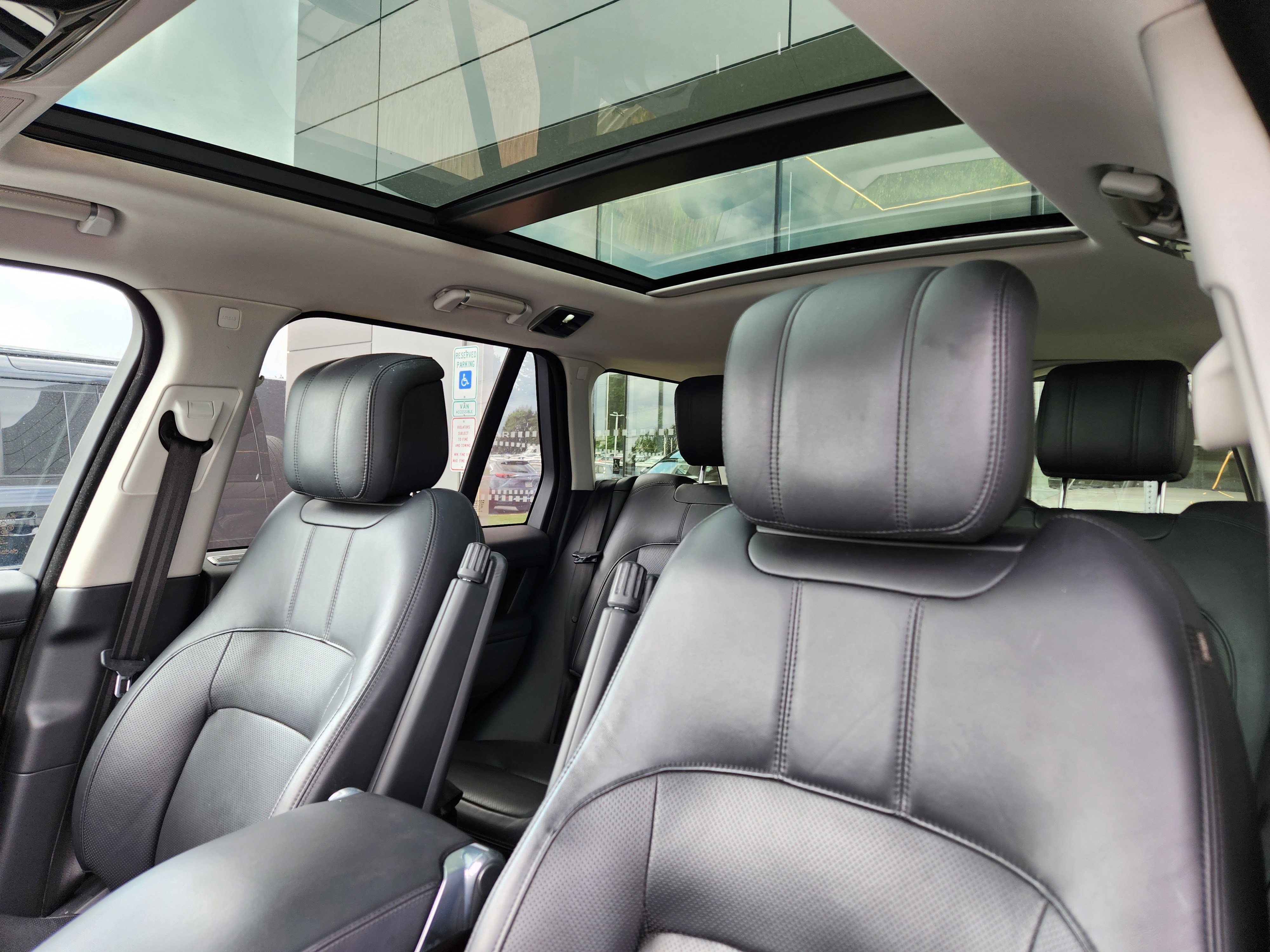 Used 2020 Land Rover Range Rover HSE image 12