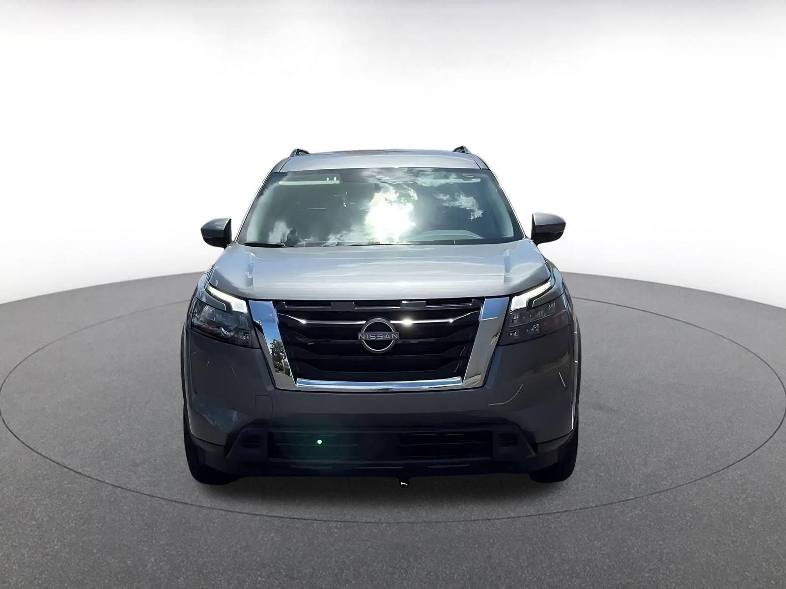 Used 2025 Nissan Pathfinder SV FWD image 4