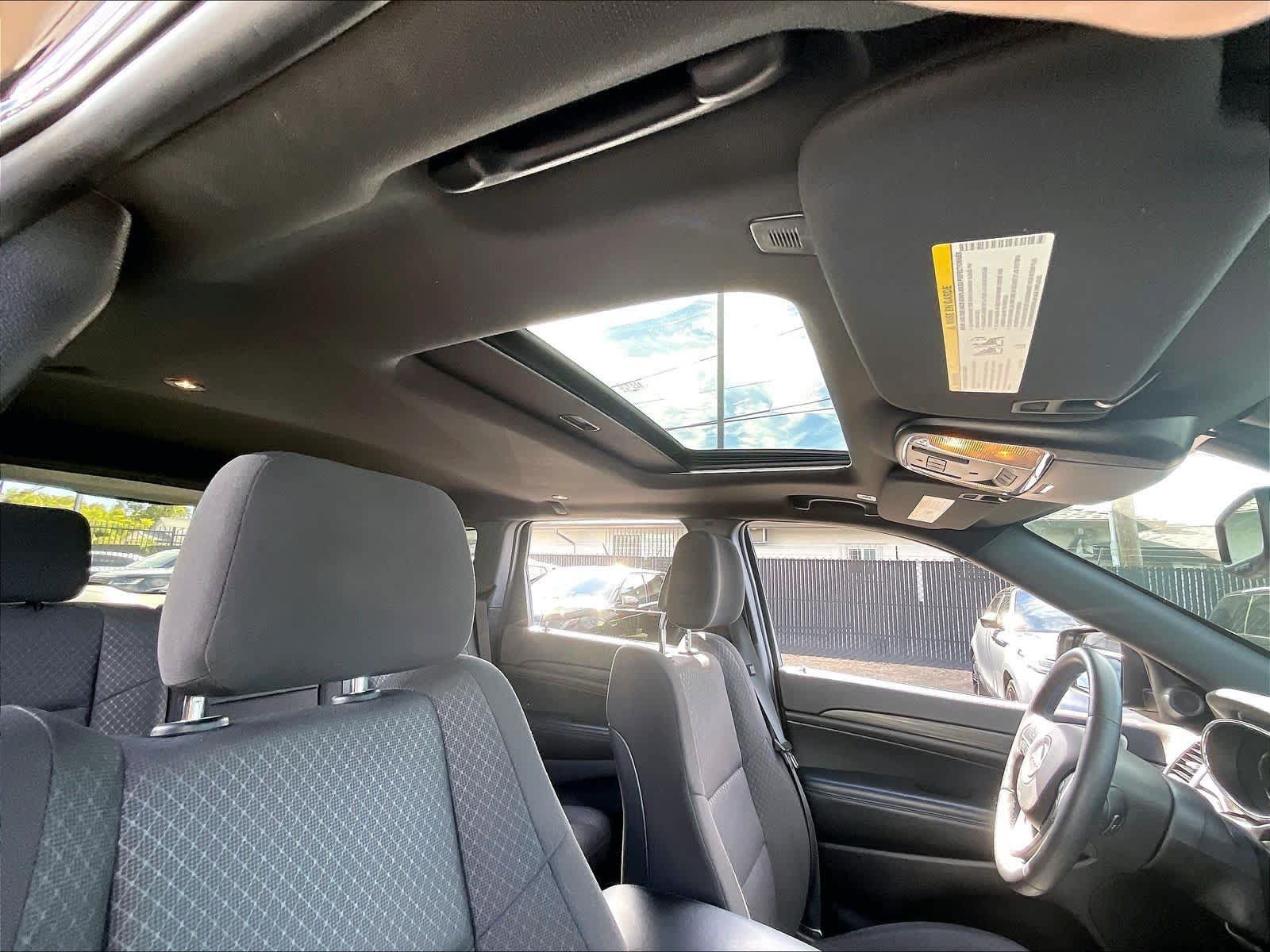 Used 2019 Jeep Grand Cherokee Laredo AWD/4WD image 26