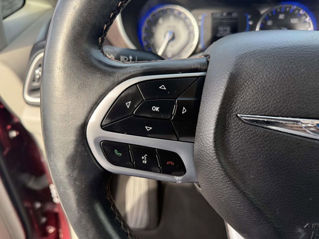 Used 2018 Chrysler Pacifica Touring-L image 17