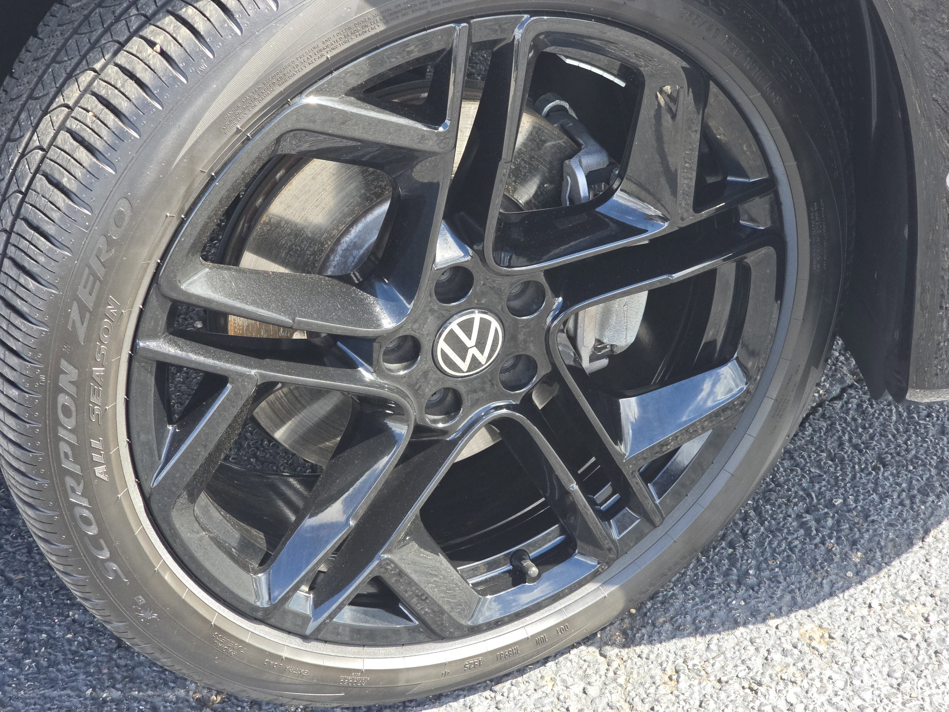 New 2025 Volkswagen Tiguan SE R-Line image 15