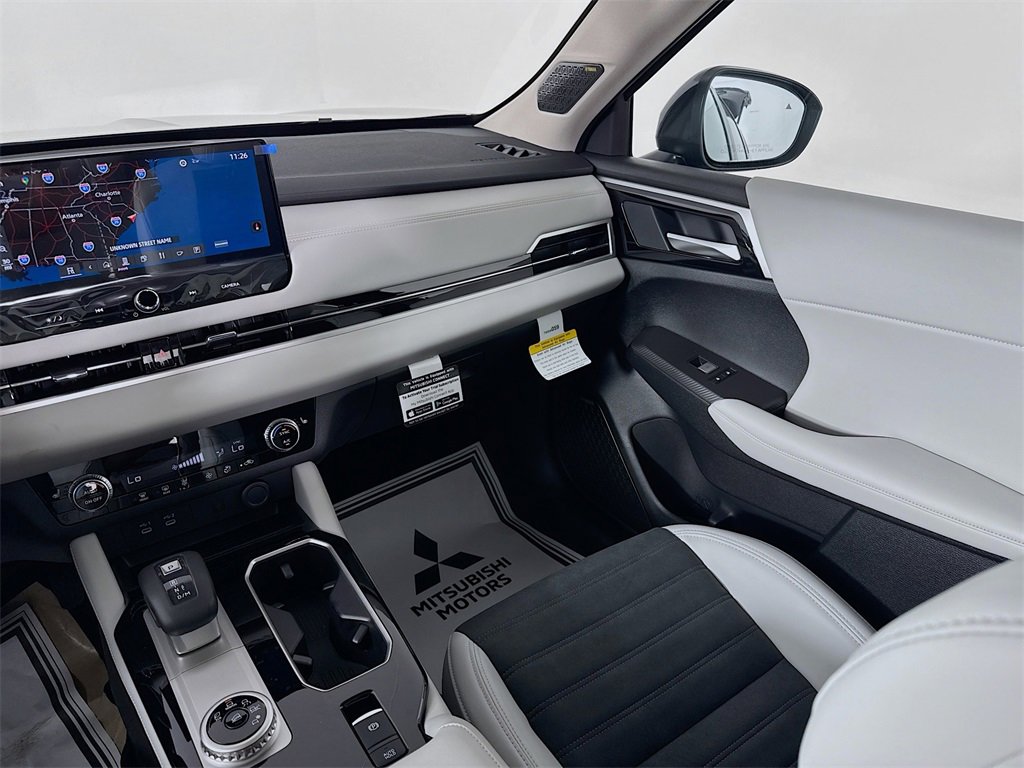 New 2025 Mitsubishi Outlander SE image 25