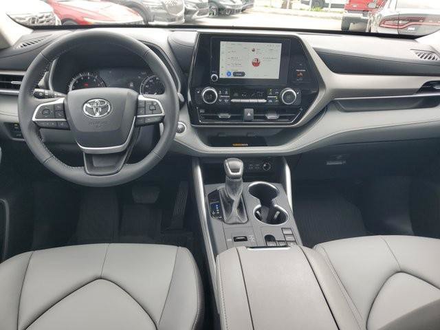 Used 2025 Toyota Highlander XLE FWD image 15