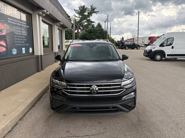Used 2024 Volkswagen Tiguan SE AWD/4WD image 8