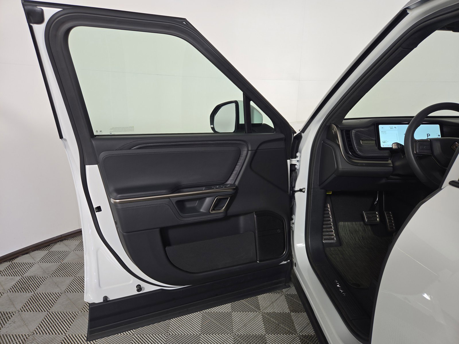 Used 2024 Rivian R1S Adventure AWD/4WD image 16