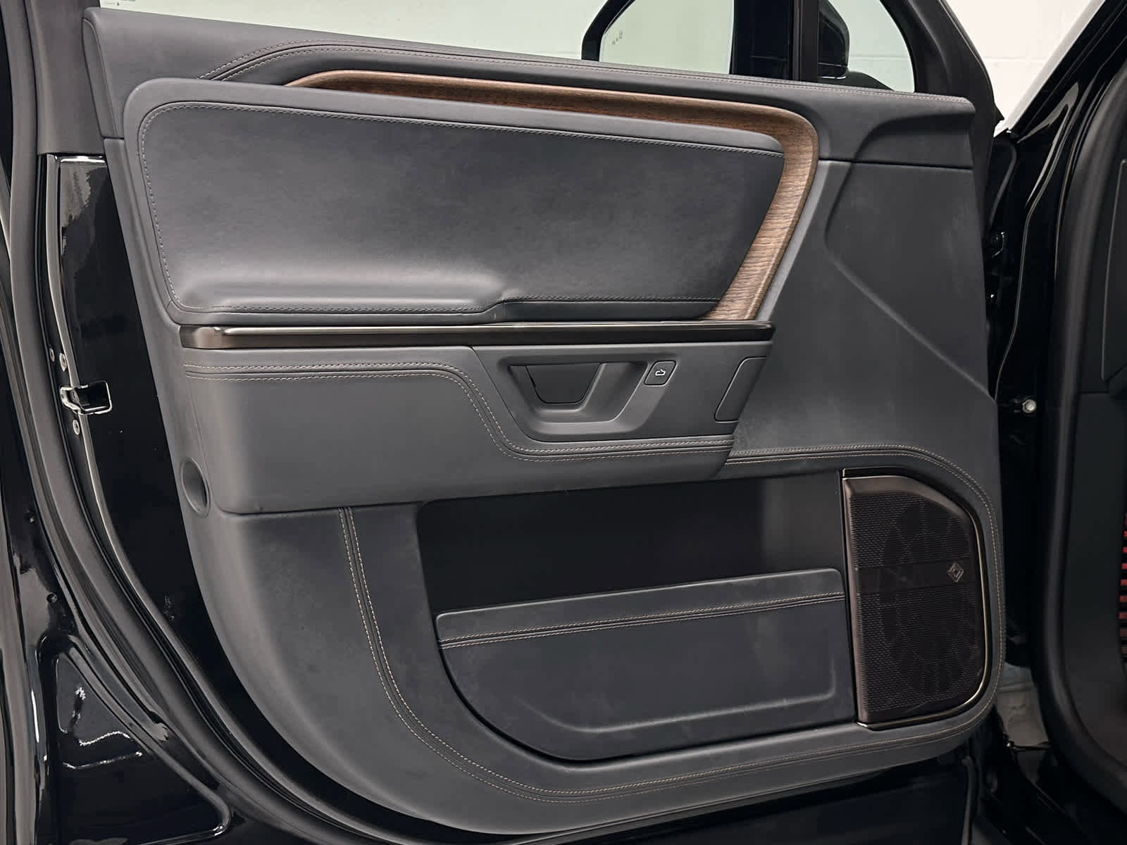 Used 2025 Rivian R1T Premium image 23