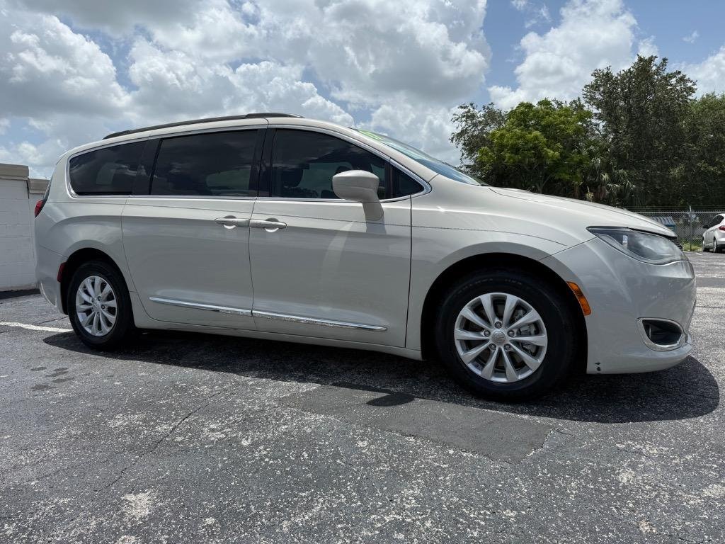 Used 2017 Chrysler Pacifica Touring-L FWD image 4
