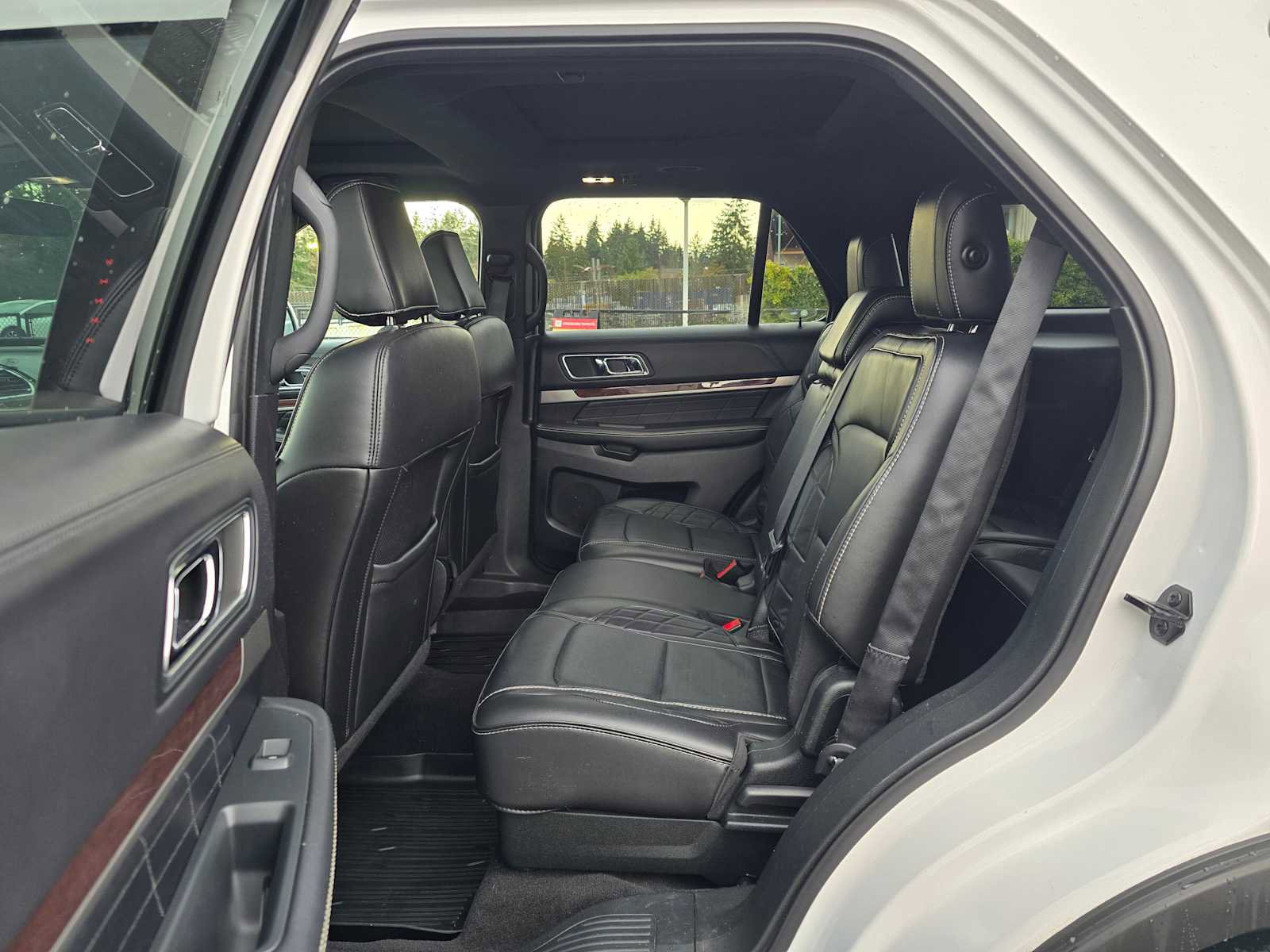 Used 2018 Ford Explorer Platinum image 16