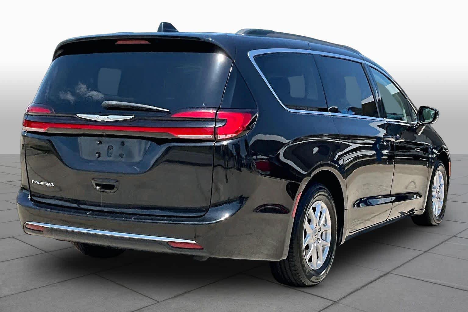 Used 2022 Chrysler Pacifica Touring-L FWD image 12