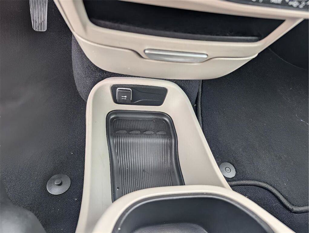 Used 2023 Chrysler Pacifica Touring-L FWD image 39
