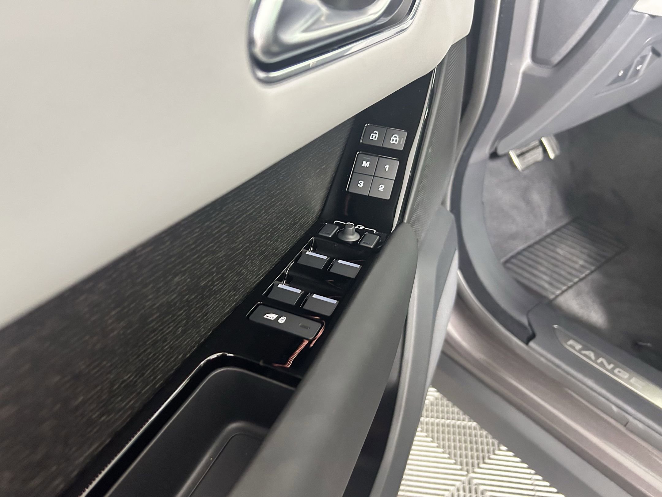 New 2026 Land Rover Range Rover Velar Dynamic SE image 10