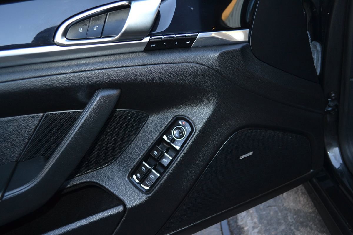 Used 2014 Porsche Panamera 4 w/ Premium Package image 23